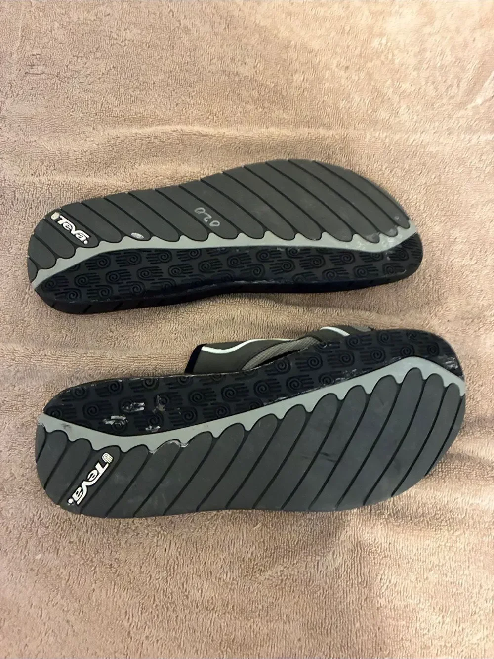 Men’s size 14 Teva Black and Gray‎ Slide Sandals
